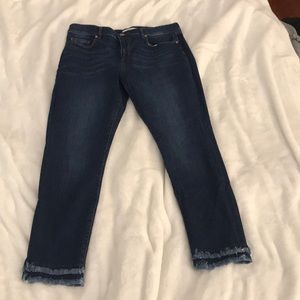 Skinny jeans with frayed hem